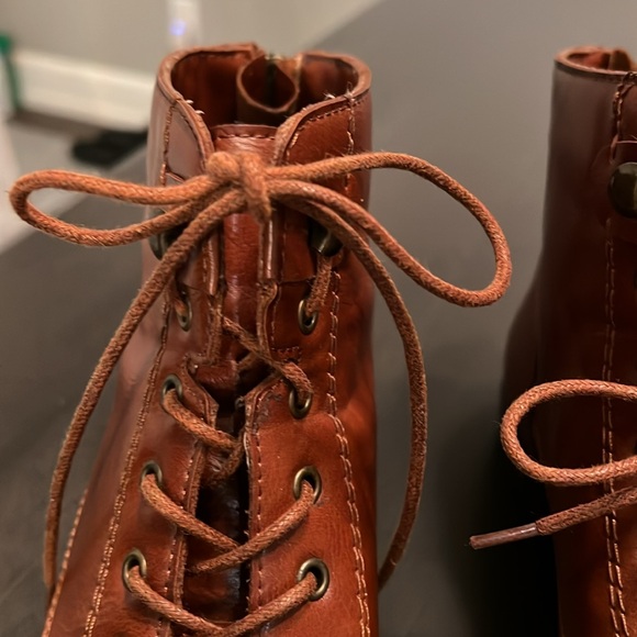 Bass booties in tan Color size 8 M. all vegan material looks like real leather - Picture 2 of 7